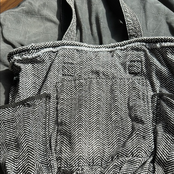 thirty-one Handbags - Thirty-One Black and White Chevron Shoulder Bag